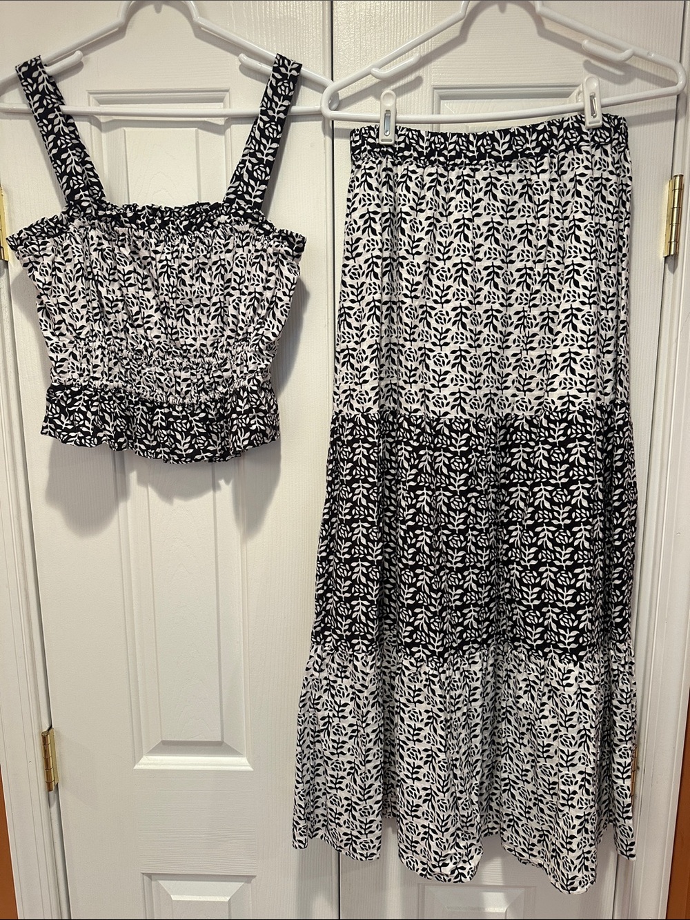 LOFT Black & White Leaf Print Smocked Peplum Tank and Maxi Skirt Set- sz S, XS